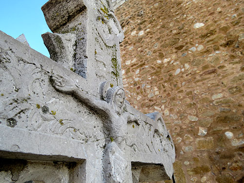 Creu gòtica de terme davant l'església de Sant Andreu