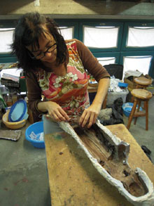 L'escultora Ció Abellí treballant en la rèplica de la Mare de Déu de Creixell