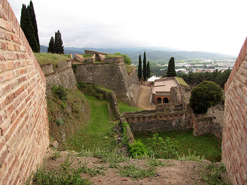 Fossats i baluards del castell