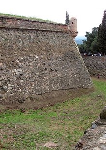 Fossat i baluard del castell d'Hostalric