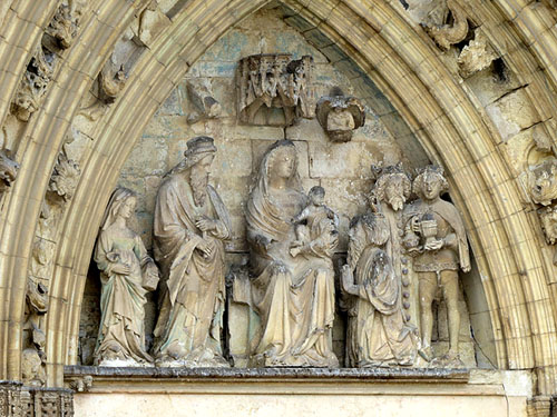 Timpà de la portalada de la catedral de Santa Maria amb l'adoració dels Reis