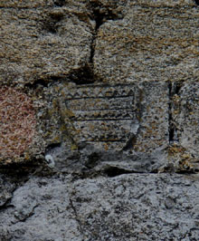 Escut del comtat d'Empúries en un dels murs del castell