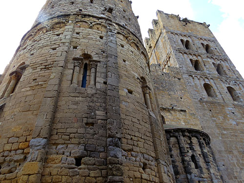 Absis i campanar de l'església de Sant Miquel de Fluvià