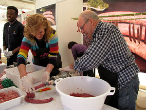 Elaboració de greixons, botifarres i carn de perol