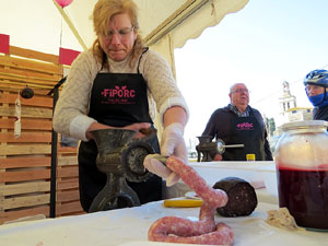 Elaboració de greixons, botifarres i carn de perol