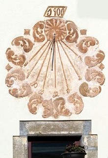 Rellotge de Sol a la fa&ccedil;ana de l'edifici de Ca les Monges, actual Ajuntament