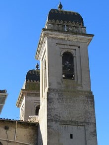 Detall dels dos campanars de l'esgl&eacute;sia parroquial de Sant Pere. Neocl&agrave;ssica. Segle XVIII