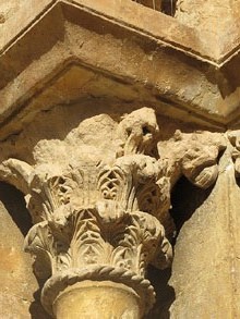 Capitell de la porta de Santa Maria de Llad&oacute;