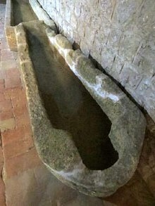 Sarc&ograve;fag exempt antropom&ograve;rfic a la nau de Santa Maria de Llad&oacute;. Segles XII-XIII