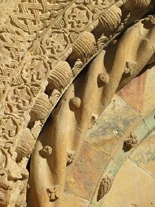 Arquivoltes de la façana de Santa Maria de Lladó. Detall