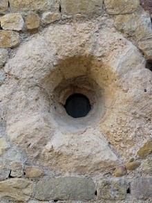 &Ograve;cul probablement rom&agrave;nic a les depend&egrave;ncies de Santa Maria de Llad&oacute;