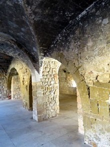 Passadís interior sota la casa prioral que accedeix a la plaça del priorat de Santa Maria de Lladó