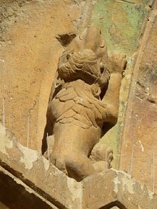 Detall de la fa&ccedil;ana de Santa Maria de Llad&oacute;