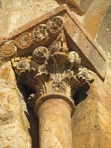 Capitell de la porta de Santa Maria de Llad&oacute;