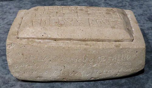 Lipsanoteca amb inscripci&oacute; amb car&agrave;cters visig&ograve;tics de Santa Maria de Llad&oacute;