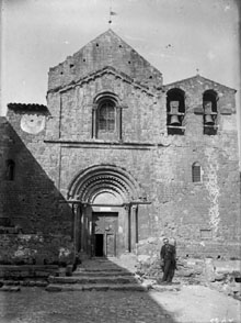 Església del Monestir de Santa Maria de Lladó amb un home. 1885-1911