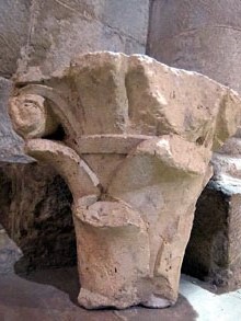 Capitell procedent del claustre a l'interior de la nau de Santa Maria de Llad&oacute;