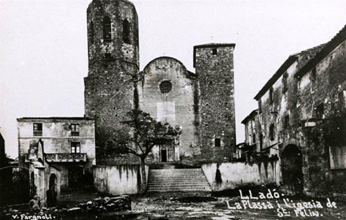 La pla&ccedil;a i l'esgl&eacute;sia de Sant Feliu de Llad&oacute;. Vista de la fa&ccedil;ana de l'esgl&eacute;sia i de la pla&ccedil;a del poble. 1911-1931