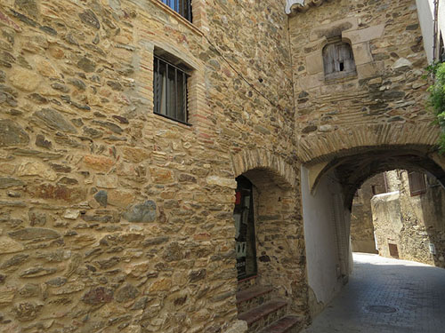 Arcada que travessa l'antic carrer conegut per la Força Vella