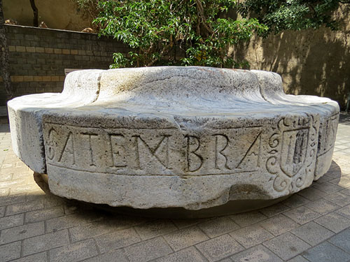 Antic sòcol de l'Arbre de la Llibertat amb lescut de la vila (les tres llances), i una data: SATEMBRA 18 de 1684