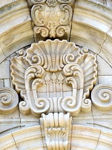 Escut de Llançà a la façana de l'església de Sant Vicenç