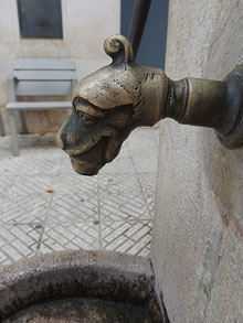 Detall de la font de la plaça Major