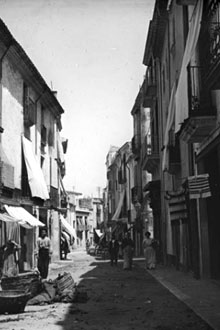 Un carrer de Palamós amb gent. Ca. 1890