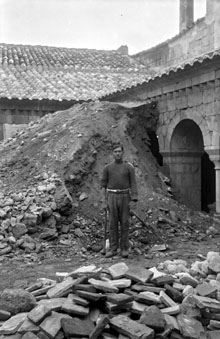 Obres de reforma al claustre romànic de Sant Domènec, del segle XII, a l'antic convent dels Agustins de Peralada. 1925