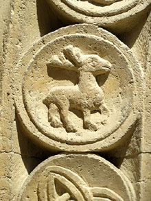 Detall de la portalada de l'esgl&eacute;sia de Santa Maria de Porqueres