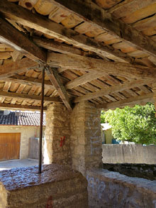 Interior del comunidor de l'esgl&eacute;sia de Santa Maria de Porqueres