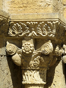 Detall de la portalada de l'esgl&eacute;sia de Santa Maria de Porqueres