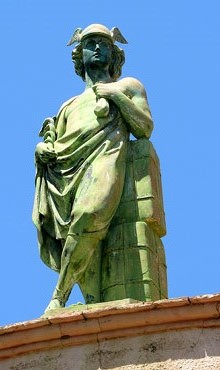 Detall d'una façana. Estàtua de Mercuri