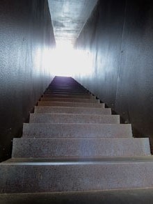 Interior del Memorial de Walter Benjamin. Passages, obra de l'artista israelià Dani Karavan, 1994