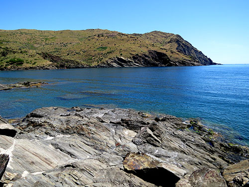 El cap de Portbou des del port