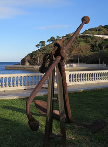 Àncora. Passeig davant la badia de Portbou