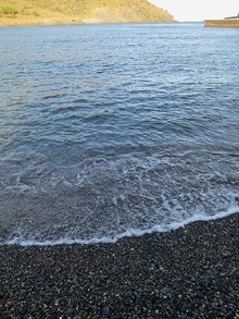 La platja, amb el cap de Portbou al fons