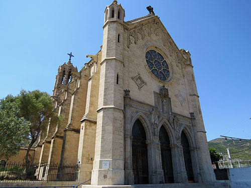 Façana principal de l'església de Santa Maria de Portbou, construïda per Joan Martorell el 1879