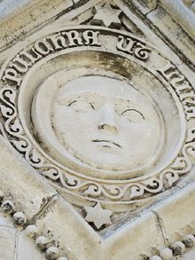 Relleu de la Lluna a la façana l'església de Santa Maria de Portbou, església construïda per Joan Martorell el 1879