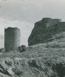 Vista del castell de Quermançó, Vilajuïga