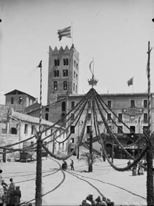 La plaça de l'Ajuntament de Ripoll en un dia de festes. 1893