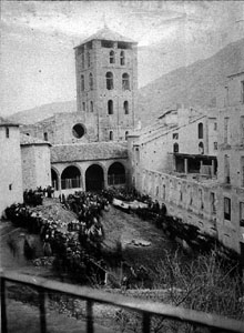Processó al monestir de Santa Maria de Ripoll, en el moment de la inauguració de les obres. 21 de març de 1886