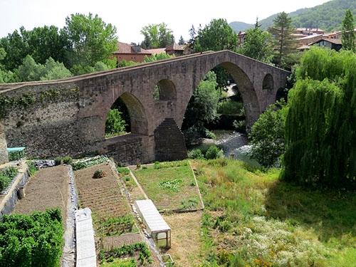 Pont Vell sobre el Ter. Edificat originalment al segle XII, va ser destruït durant la retirada republicana del 1939, i reconstruït el 1976