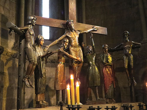 Conjunt escultòric del Davallament que presideix l'absis major del monestir de Sant Joan de les Abadesses, tallat el 1250 i considerat com una de les mostres més destacades del romànic català