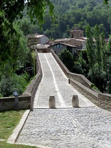 El Pont Vell. Edificat originalment al segle XII, va ser destruït durant la retirada republicana del 1939, i reconstruït el 1976