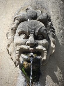 Detall de la font ornamental, obra de Josep Camps, a la plaça d'Anselm Clavé