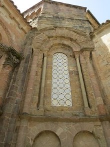 Detall de la capçalera del monestir