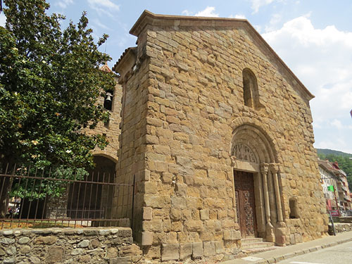 Portalada de l'església de Sant Pol, a la plaça d'Anselm Clavé