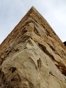 Detall de la façana de l'església de Sant Joan de Bellcaire