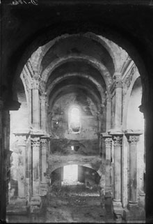 Interior de l'església del monestir de Sant Pere de Rodes