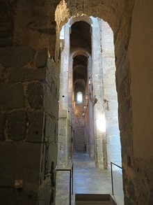 Deambulari de l'església de Sant Pere de Rodes